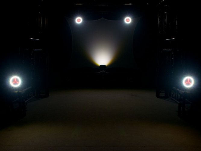 Eurolite LED SLS-10 Hybrid reflektor, 9x10W HCL, 36x0,5W bílá, 18x 0,2 RGB