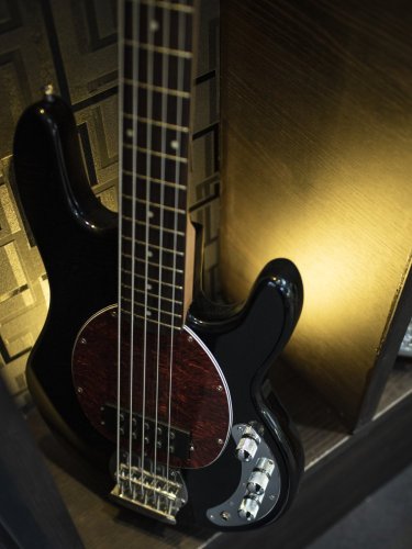 Dimavery MM-505, elektrická baskytara pětistrunná, černá