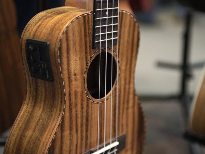 Dimavery UK-300, elektroakustické tenorové ukulele