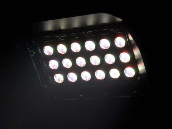 Eurolite LED Wash 18x 8W QCL RGBW