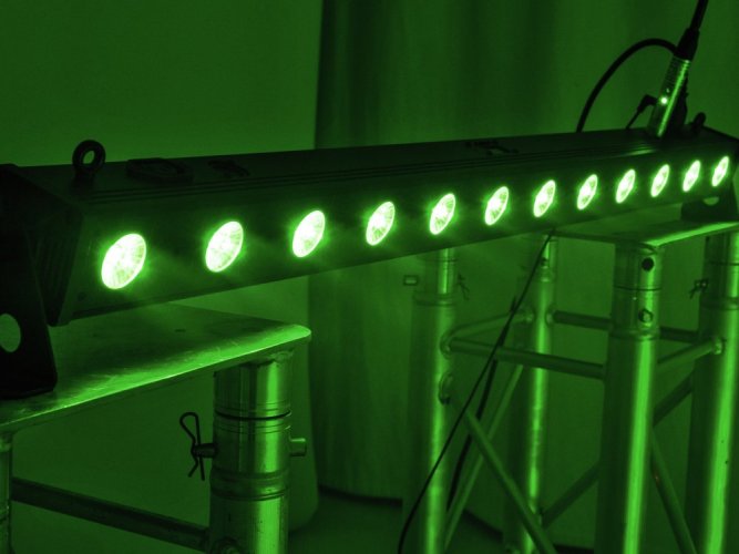 Eurolite LED BAR-12 QCL světelná lišta, 12x 4W RGBA LED